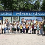 minik-ogrenciler-anneleri-icin-en-guzel-hediyeyi-buyuksehir-belediyesinin-fidanliginda-elleriyle-dikti.jpg