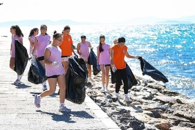 narlidere-belediyesporlu-voleybolcular-kiyi-temizligi-yapti.jpg
