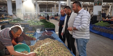 nevsehir-belediye-baskan-yardimcilari-hasan-iler-ve-veli-kirsehirli-pazar-esnafi-ile-bir-araya-gelerek-talep-ve-onerilerini-dinledi.jpg