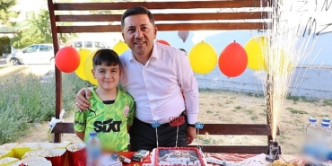 nevsehir-belediye-baskani-rasim-ari-ilkokul-3-sinif-ogrencisi-poyraz-cakir-akyele-surpriz-yaparak-dogum-gunu-pastasini-birlikte-kesti.jpg