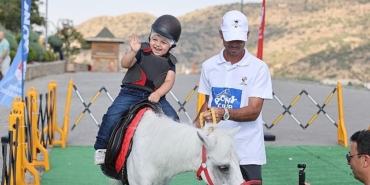 nevsehir-belediyesi-ile-turkiye-jokey-kulubu-isbirliginde-duzenlenen-pony-club-sehrinize-geliyor-isimli-proje-kapsaminda-kayasehirde-atlara-binen-cocuklar-unutamayacaklari-b.jpg