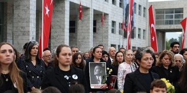 nilufer-atasini-cumhuriyet-meydaninda-andi.jpg