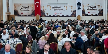 once-berber-ve-kuaforlerle-iftar-yapti-sonra-vatandaslarla-bulustu.jpg