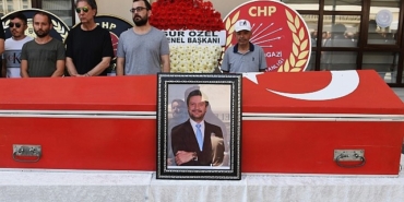 osmangazi-belediye-meclis-uyesi-feyyaz-alptug-memisogullari-osmangazi-belediyesi-onunde-duzenlenenin-torenin-ardindan-yildirim-bayezid-camiinde-kilinan-cenaze-namazi-ile-son-yolculuguna-ugur.jpg