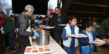 osmangazi-belediyesi-1050-konutlarda-birlik-sofrasi-kurdu.jpg