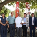 osmangazinin-gonullu-temizlik-elcilerine-tesekkur-plaketi.jpg