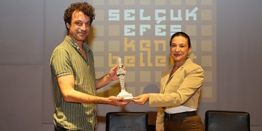 ozgur-mumcu-efes-selcuklularla-bulustu-baskan-sengelden-cesaret-mesaji.jpg