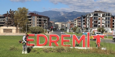 park-ve-yesil-alanlari-ile-nefes-alan-edremit.jpg