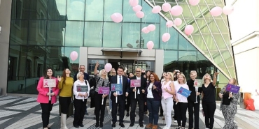 pembe-balonlar-meme-kanserine-farkindalik-icin-ucuruldu.jpg