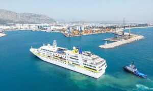 qterminals-antalya-limani-yilin-ilk-kruvaziyer-gemisi-olan-hamburgu-agirladi-lE9eEQK5.jpg