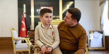 rasim-baskan-minik-hayranini-belediyede-agirladi.jpg