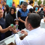 rasim-baskandan-cocuklara-dondurma-ve-limonata.jpg