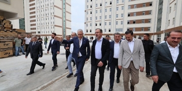 rektor-prof-dr-budak-ve-dr-kasapoglu-eu-kampusundeki-yurtlarda-incelemelerde-bulundular.jpg