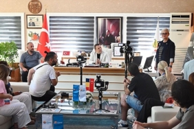 romanyali-gazeteciler-kemerde.jpg