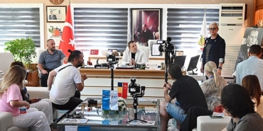 romanyali-gazeteciler-kemerde.jpg
