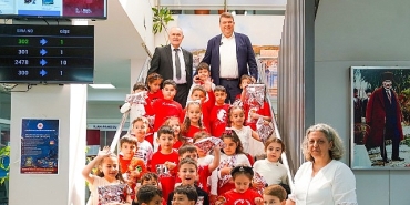 seferihisarda-23-nisan-coskusu-baskanlik-koltugu-cocuklara-emanet.jpg