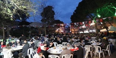 seferihisarin-kalbinde-bin-kisilik-iftar-sofrasi-kuruldu.jpg