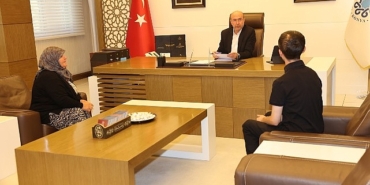 selcuklu-belediye-baskani-ahmet-pekyatirmaci-selcuklu-belediyesinin-kadim-geleneklerinden-bir-tanesi-olan-halk-gunu-bulusmalarinda-vatandaslarla-yuz-yuze-goruserek-onlari.jpg
