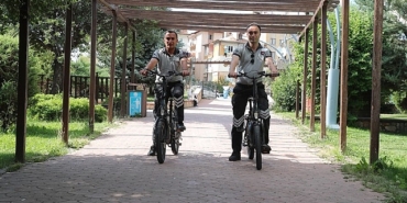 sivasta-park-bahce-ve-mesire-alanlarinin-guvenligini-saglayan-belediye-bunyesindeki-guvenlikciler-gorevlerini-artik-elektrikli-bisiklet-ve-scooterlar-ile-yapiyor.jpg