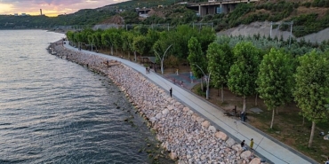 tavsancil-sahil-parki-gunduz-baska-gece-baska-guzel.jpg