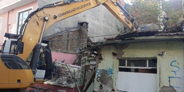 tehlike-sacan-metruk-bina-yikildi.jpg