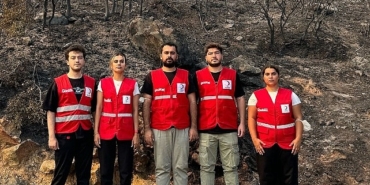 turk-kizilay-izmirdeki-orman-yanginlarina-mudahale-eden-ekiplere-ve-vatandaslara-destek-veriyor.jpg