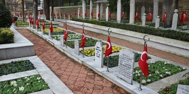 turkiyenin-en-bakimli-sehitliginde-cicekler-acti.jpg