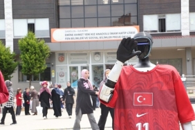 turkiyenin-nufusa-kayitli-robotu-canikman-ogrencilerle-bulustu.jpg