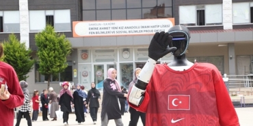 turkiyenin-nufusa-kayitli-robotu-canikman-ogrencilerle-bulustu.jpg