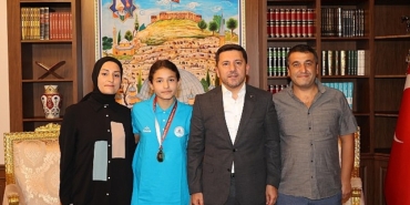 u-11-kadinlar-gures-turkiye-sampiyonasinda-54-kgda-turkiye-sampiyonu-olan-buglem-kilic-nevsehir-belediye-baskani-rasim-ariyi-ziyaret-etti.jpg