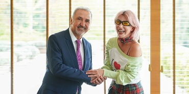 unlu-sarkici-hande-yener-meme-kanserini-yenme-deneyimiyle-kadinlara-guc-verdi.jpg