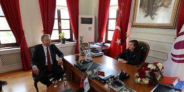 urla-belediye-baskanligi-koltuguna-turkiyenin-secilmis-ilk-cocuk-meclisi-baskani-oturdu.jpg