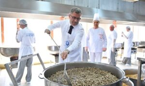 uskudarda-dev-kazanlar-ramazanda-iftar-icin-kayniyor-10-ayri-noktada-30-bin-kisiye-sicak-ShOX84Ip.jpg