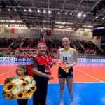 voleybolun-yildizlarindan-izmir-itfaiyesine-tesekkur.jpg