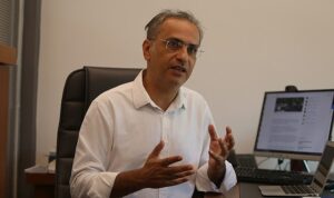 yapay-zeka-issizlik-endisesini-tetikliyor-yapay-zeka-mavi-yakalilardan-sonra-beyaz-yakalilari-tehdit-ediyor-yrhjK16O.jpg