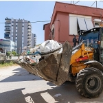 Yenişehir Belediyesi “çöp ev” niteliğindeki meskenden 10 kamyon çöp çıkardı