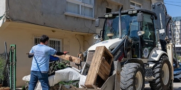 yenisehir-belediyesi-cop-ev-niteligindeki-meskenden-bir-kamyon-cop-cikardi.jpg