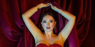 yerli-ve-milli-adele-feyruz-baris-sahnede-firtina-gibi.jpg